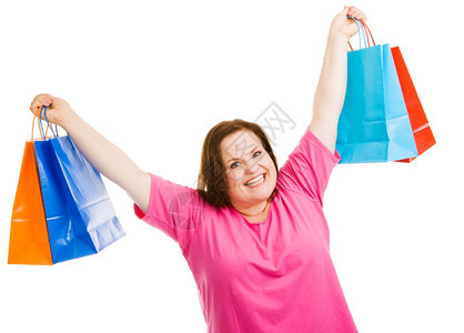快乐的超大女人兴奋地拿着她的购物袋孤立在白色上图片