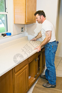承包商重新装修厨房安柜子和台顶部图片