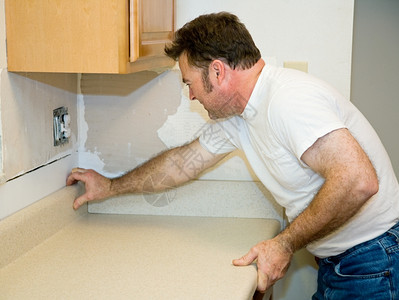 承包商在厨房改造项目期间安装一个压层反面板图片