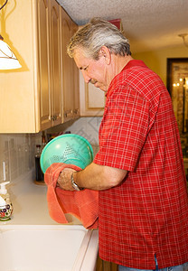 成年男子在厨房洗盘可能是单身离婚或帮助妻子图片