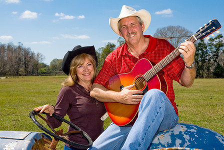 穿着牛仔帽的漂亮成熟夫妇在农场图片