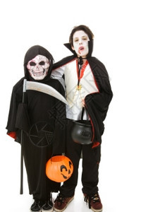 两个男孩在万圣节时装扮成怪物全身被白色隔离图片
