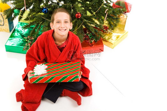 可爱的小男孩拿着圣诞礼物孤立在白色背景上图片