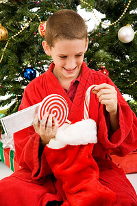 可爱的小男孩在圣诞节早上打开他的丝袜图片