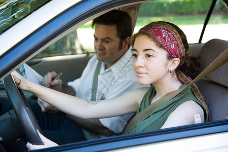 参加驾驶考试的少女拿到驾照背景图片