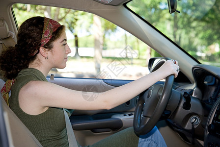 未成年女孩学会开车图片