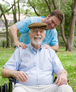 残疾老年男子享受身体治疗师提供的放松按摩图片