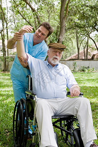 在自然环境中与残疾老年男子一起户外工作的身体治疗师图片