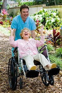 友善有序的资深女士在她推轮椅时玩得很开心图片