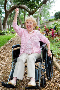 穿粉红色衣服的残疾老年妇女对于实现健康目标感到兴奋图片