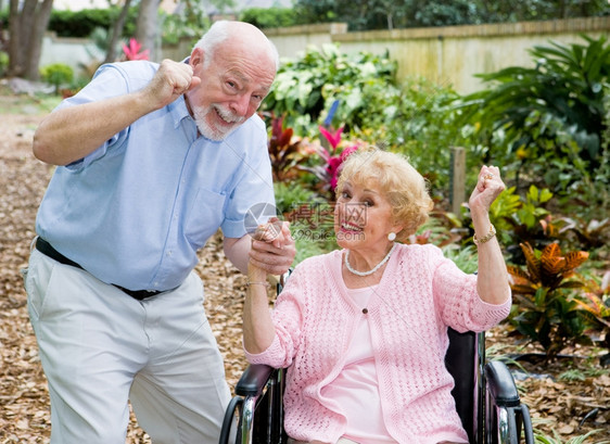 快乐的老年夫妇征服挑战她的残疾在一起图片