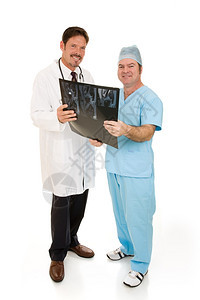 医生和外科一起检查核磁共振测试结果全身都是白的图片