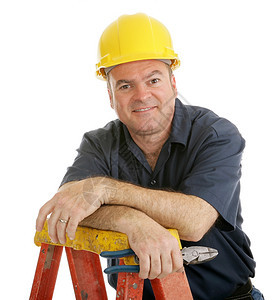友善的典型建筑工人站在梯子上拿着一把钳子孤立在白色上图片