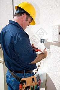 电工配有具带和电压计准备修理有缺陷的受精模型是实际的电工所描述有工作都符合法规和安全标准图片