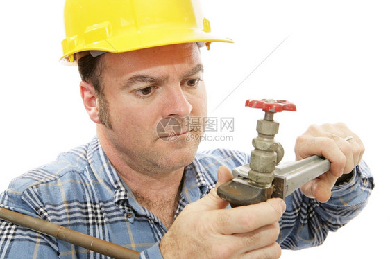 一个建筑水管工在龙头作的近视图片