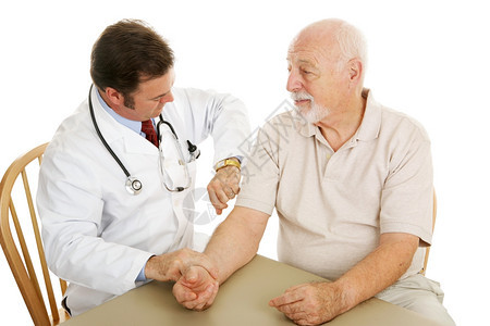 医生检查老年人的脉搏白种背景图片