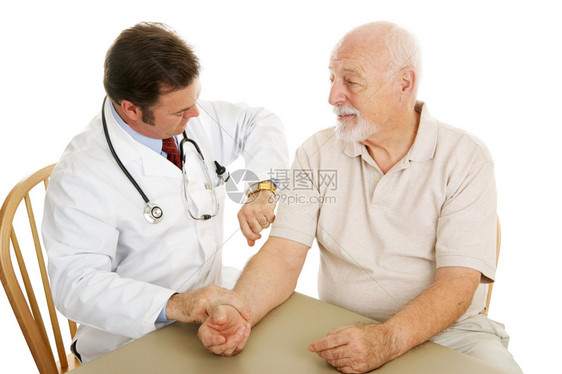 医生检查老年人的脉搏白种背景图片