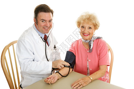 医生抽取一位高龄女血压图片
