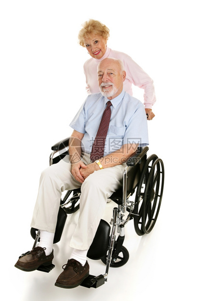 坐在轮椅上的老人和他爱妻推着全身都是白的图片