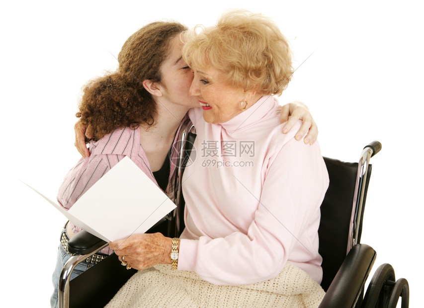 祖母在看贺卡和得到她十几岁的孙女亲吻图片