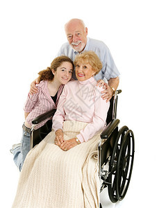 残疾的老年妇女与她爱人丈夫和孙女图片