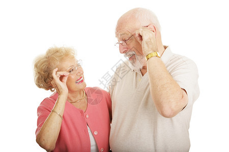 高龄夫妇笑着看对方的新眼镜图片