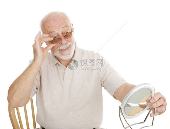 老人检查他的新处方墨镜在子里图片