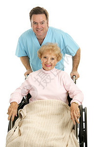 高龄美女被医生轮椅或有秩序地推她出院白着被孤立图片