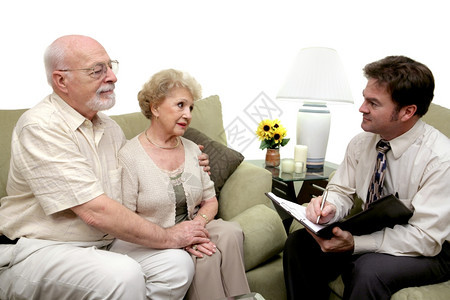 老年夫妇与婚姻顾问交谈也可能是家中的推销员图片