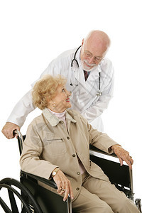 残疾的老年妇女相信她成熟善良的医生图片
