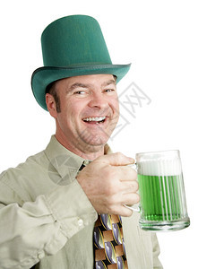 爱尔兰遗产的人在圣帕特里克日享受绿色啤酒并唱着一首饮酒歌曲图片