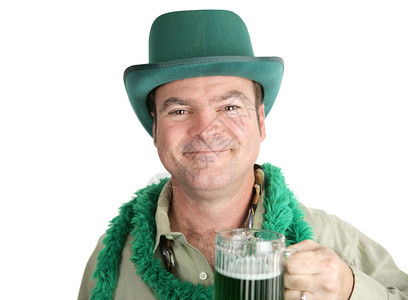 爱尔兰人有点醉在圣帕特里克节带着绿色啤酒微笑孤立的白人图片