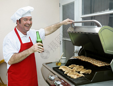 一个快乐的笑脸厨师在烧烤架上做晚餐图片