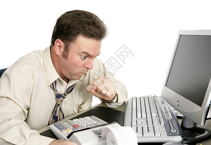 一名男子在计算机工作时窒息或咳嗽他的眼睛像在网上看到令人震惊的景象一样肿胀图片