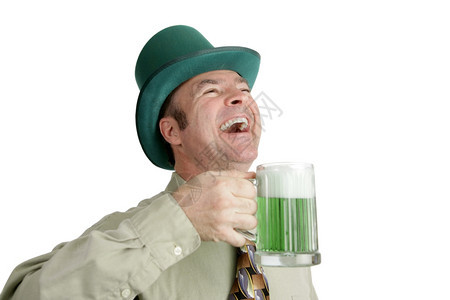 圣帕特里克日的爱尔兰男子享受着绿色啤酒和欢笑图片