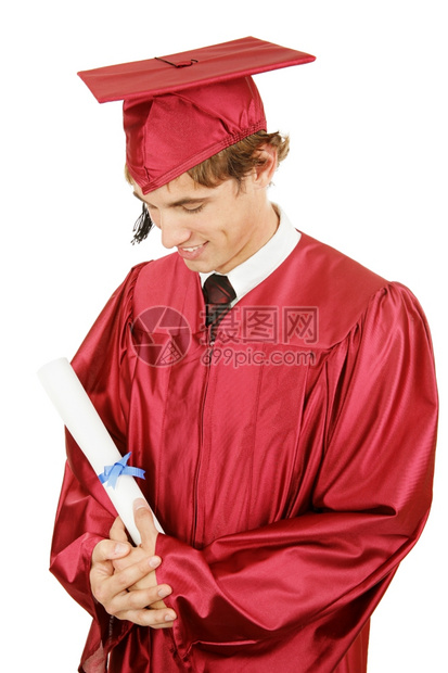 新毕业生以自豪的眼光看他毕业文凭孤立于白人图片