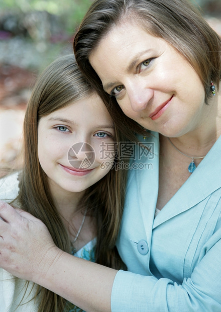 美丽的母亲和女儿可爱肖像专注在女儿身上图片