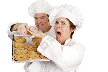一个厨师生气是因为她抓到另一个厨师偷饼干图片