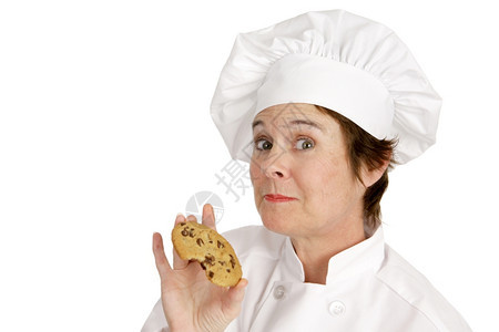 厨师在吃她刚烤的巧克力饼干白纸孤立图片