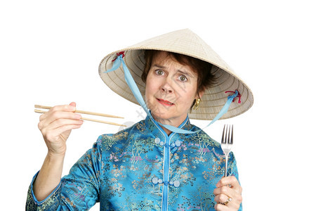 唐人街的一位游客对是否用叉子吃饭感到困惑图片