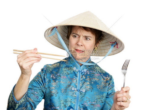 唐人街的游客决定是用筷子还叉吃饭图片