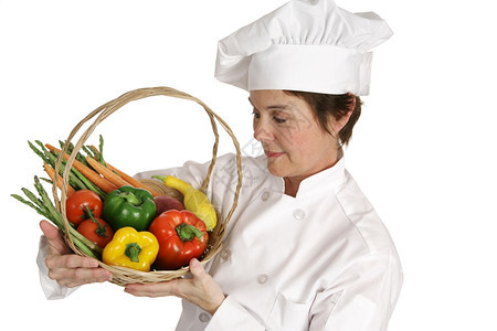 厨师检查一篮新鲜蔬菜孤立的白色图片