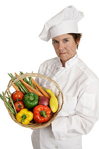 一位女厨师拿着一篮子蔬菜表现严肃她认真对待营养问题图片