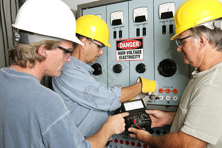 一组电工使用OHM测量仪试工业发电中心的压所有工作都按照业守则和安全标准进行给检查员的说明表上OHMS是一个计量单位而不是商标图片