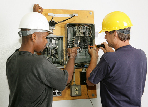 修理断路板的电工实际按照行业安全和代码标准工作图片