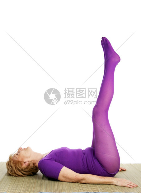 一名非常健康的70岁妇女在瑜伽中担任双腿升职图片