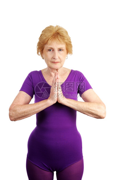 一位70岁的老太在准备瑜伽时变得很镇定孤立的白种人图片