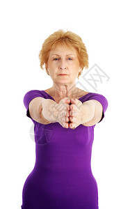 一位70年代的高级女士在开始瑜伽练习时专心致志图片