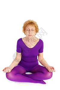 一个70岁的健壮女人在瑜伽练习中冥想白种背景图片