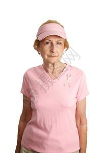 一位身着粉红色的老年妇女带着乳癌意识丝她对战胜这一疾病是认真的图片